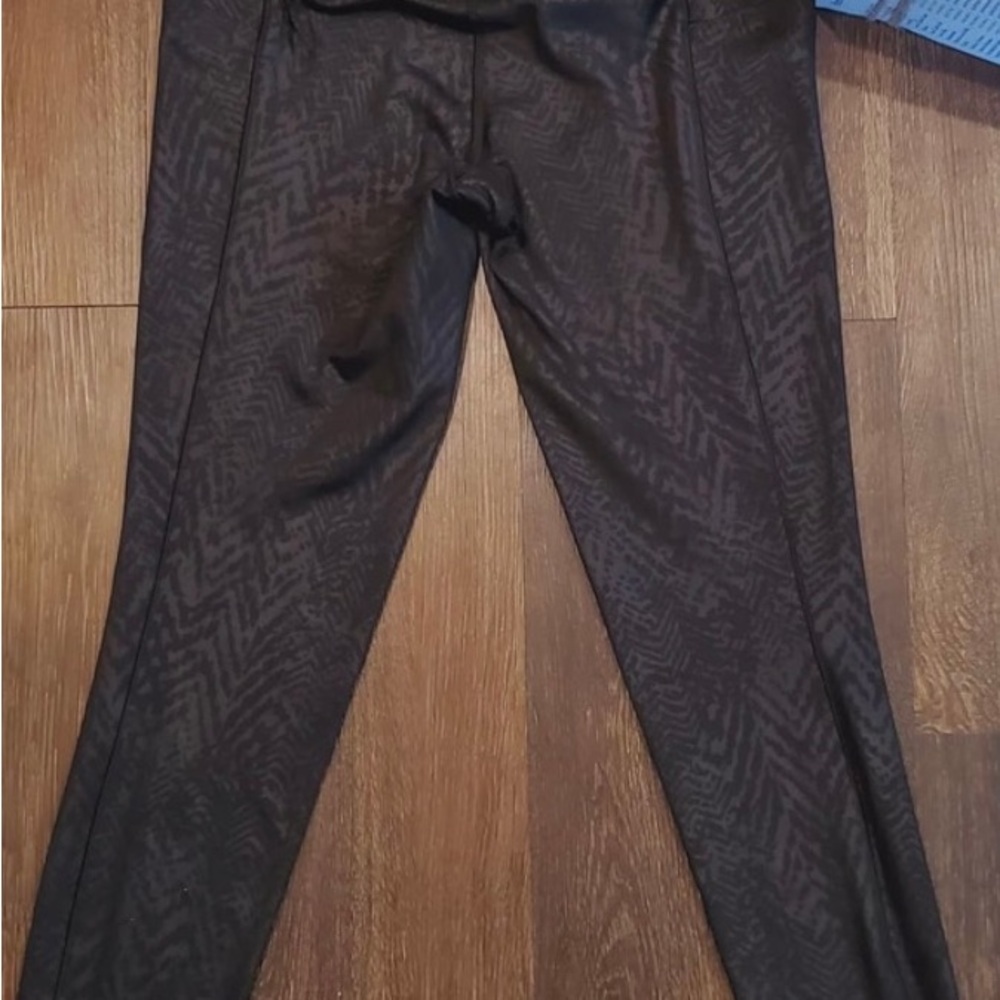 Athleta Black Salutation Stash Pocket Tight Chevron Print Athletic Legging S NWT